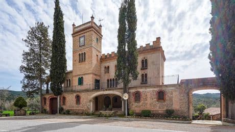 Las tres casas de la semana: masía con vestigios de un pasado milenario por 5 millones