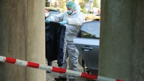 Polizei fahndet nach Tätern - Schüsse auf Auto, zwei Personen sind verletzt