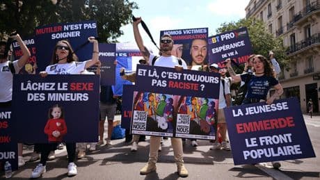 À Paris, face-à-face délicat entre les manifestants de la «Pride» et le collectif gay de droite Eros
