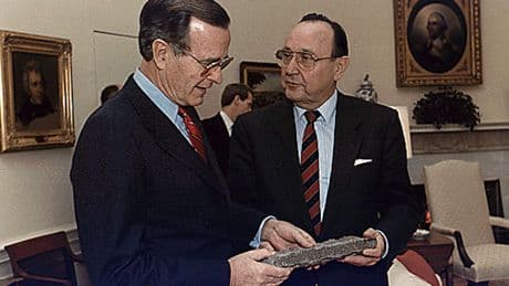 Gastgeschenke deutscher Politiker - Was bringt man einem US-Präsidenten mit?
