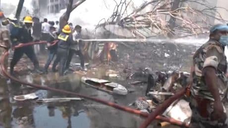 Un avión con destino a Londres se estrella en India con 242 personas a bordo