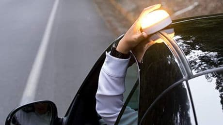 La DGT aclara qué vehículos no están obligados a llevar la luz de emergencia V-16