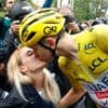 Tadej Pogacar stuit op “ongelooflijk sterke” Van Aert, maar viert wel vierde Tourzege: “Geen woorden voor”
