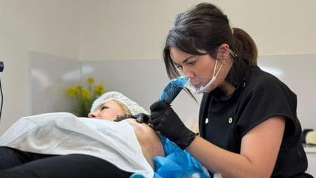 Mónica Aránguez, la experta que tatúa las areolas a mujeres tras la mastectomía: "Las ayuda a volver a ser ellas"
