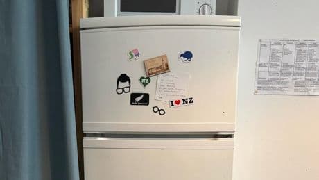 Sticker, Spachtel, Shitstorm - Dieser Kühlschrank entfachte einen TikTok-Krieg