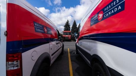 Canada Post, union to restart contract talks as company warns of ‘crisis’