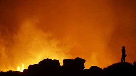 Provoca un incendio como señuelo y mata a dos bomberos en EEUU