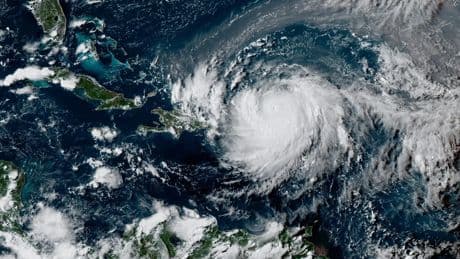 Erin llega al punto más cercano a Carolina del Norte con inundaciones en la costa y vientos de hasta 165 km/h