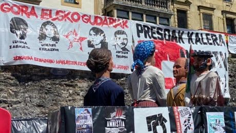 Las víctimas de ETA denuncian que cada verano "se enaltece a terroristas" en las calles vascas: "Es una anomalía democrática"