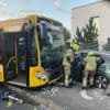 65-Jähriger im Wagen eingeklemmt: Autofahrer fährt in Köpenick gegen BVG-Bus – fünf Verletzte
