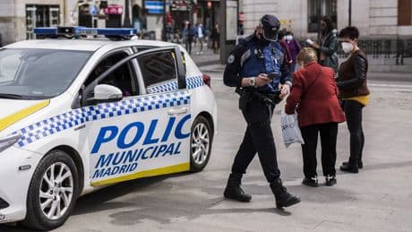 Detenido en Madrid por agredir a su pareja y resistirse a su arresto: se arrancó los arpones del táser