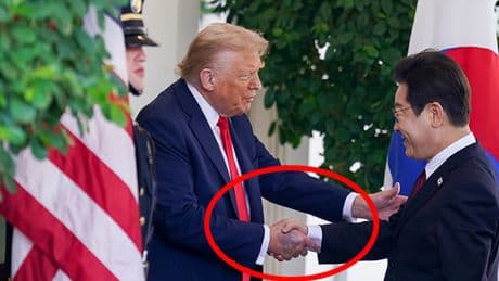 Trump'ın elinde dikkat çeken detay... Beyaz Saray açıklama yaptı