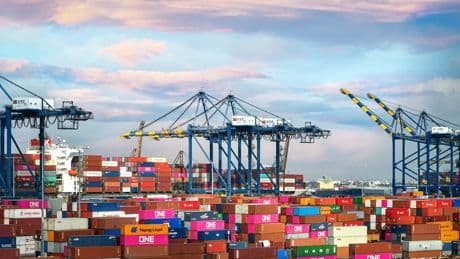 Los aranceles están lastrando las importaciones en barcos de China a EUU y agitan un fantasma: estanterías vacías