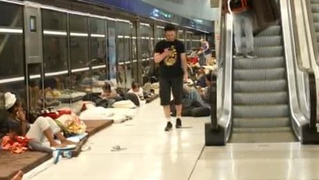 "C'est le lieu le plus sûr": à Tel-Aviv, les habitants se réfugient dans le métro pour fuir les frappes iraniennes