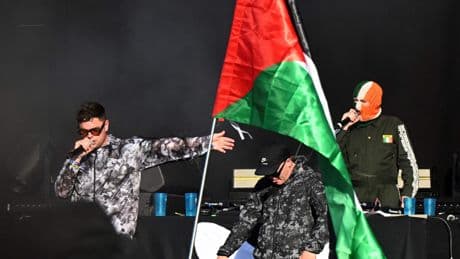 Un rapero del trío norirlandés Kneecap será juzgado hoy en Londres por apoyar a Hezbolá