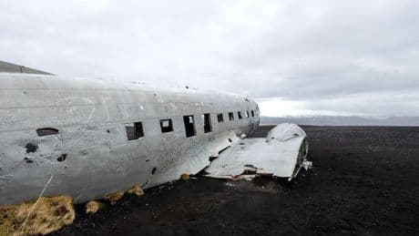 The Pilot Of That Famous Plane Wreck In Iceland Returns After 50 Years