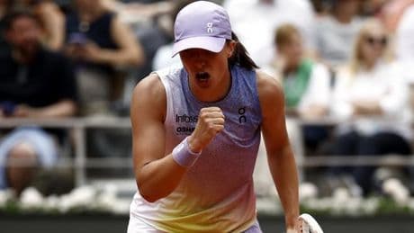 Swiatek sufre como nunca para mantener su reinado vivo en Roland Garros