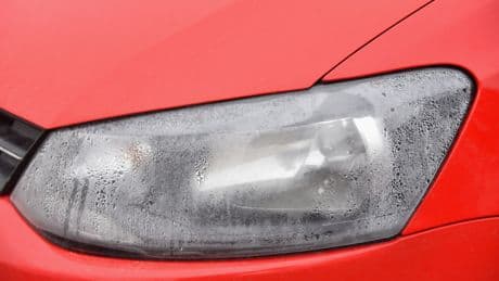 Scheinwerfer am Auto beschlagen? So werden Sie Kondenswasser wieder los