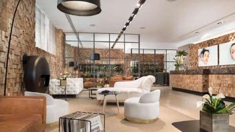 Mercadillo de lujo en Madrid: el Hotel ME liquida más de 10.000 piezas de diseño