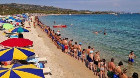 Ponte Morandi, una catena umana in Sardegna per ricordare le vittime