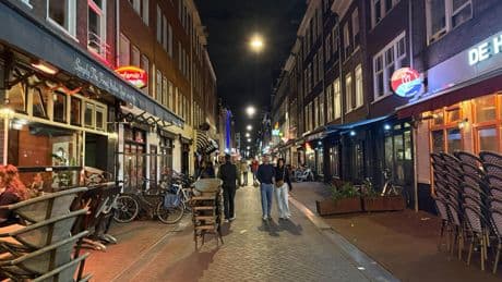 Meiden op Leidseplein geschrokken van nieuws over Lisa (17): ’Het ging meteen door de appgroep: niet meer alleen fietsen’