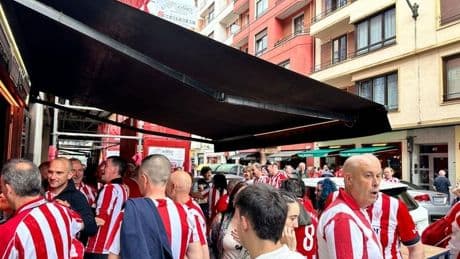 Vídeo | A disfrutar a tope en Pozas: «El plan es cañas, sol, pintxos y un gran partido»