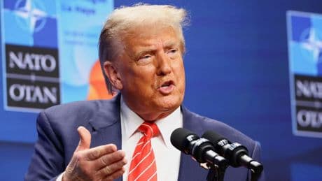 Trump: «Ho in lista tre o quattro nomi per sostituire il pessimo Powell alla Fed». Wsj: l’annuncio questa estate