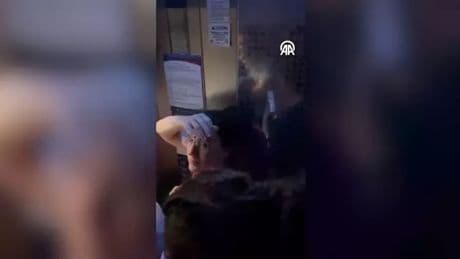 Metro asansöründe korku dolu anlar