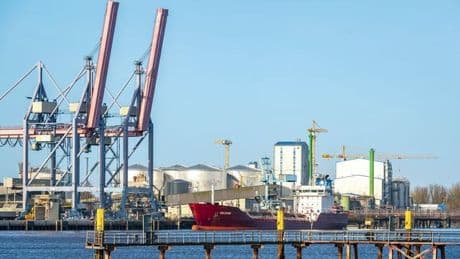 Gegen Kaimauer geprallt: Bergung von Havaristen im Braker Hafen dauert an