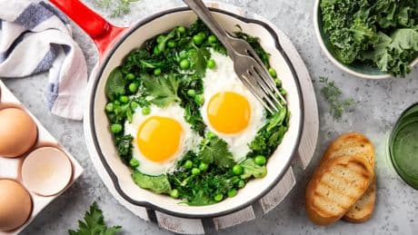 Guisantes con jamón y huevo escalfado: una receta para todos los bolsillos y muy fácil de preparar