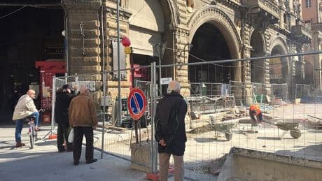 El mundo está lleno de jubilados que vigilan obras en la calle. En Italia los están profesionalizando y fichando