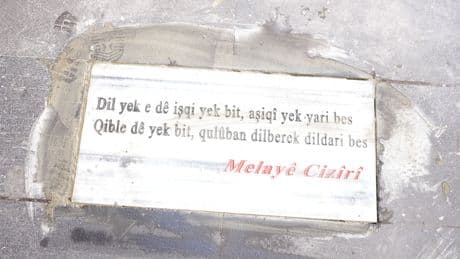 Diyarbakır’da Kürt şairlerin beyitleri kaldırım taşlarına işlendi