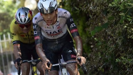 Del Toro brilla en el infierno del 'sterrato' y oposita al trono del Giro