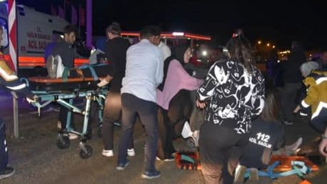 Çarpışan iki otomobilden biri yayalara çarptı: Çok sayıda yaralı var