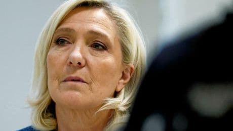 « Je suis bien là » : Marine Le Pen réagit au sondage qui ne l’a pas considérée candidate pour 2027