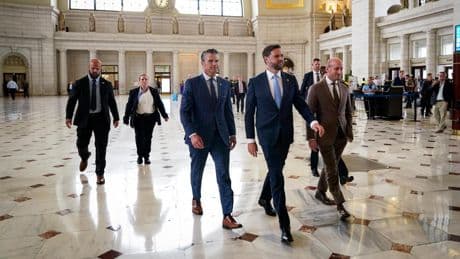 Abucheos al vicepresidente de EE.UU. en Washington por el despliegue de la Guardia Nacional