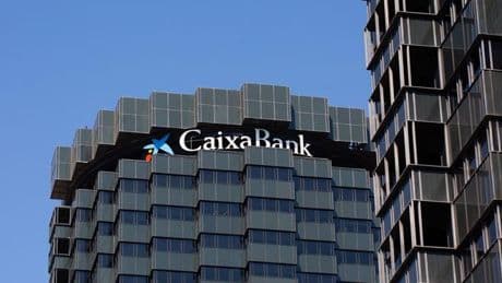 CaixaBank gana 1.470 millones hasta marzo, un 46,2% más por el prorrateo del impuesto a la banca