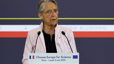 «Renforcer la place des femmes» : Elisabeth Borne veut 50% de filles en spécialité mathématiques en terminale en 2030