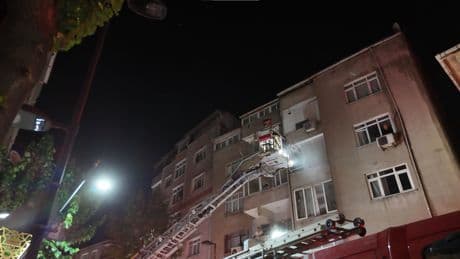 Pendik'te 3 katlı binanın çatısında yangın