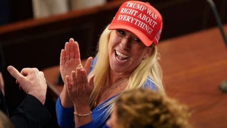 États-Unis: plusieurs opposants violemment évacués par la police lors d'une réunion d'une élue trumpiste