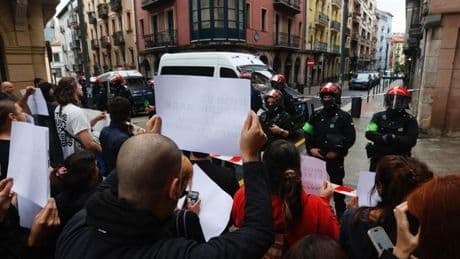 Medio centenar de vecinos protestan contra el desahucio de una madre embarazada y sus dos hijos en San Francisco