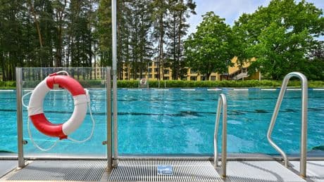 Über Wasser | Aus dem Friedwald ins Freibad Waldfrieden