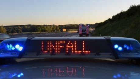 A81 bei Ditzingen: Fahrer flüchtet nach Unfall mit Luxus-Sportwagen