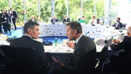 La OTAN aparece como la improbable carta de salvación de Sánchez