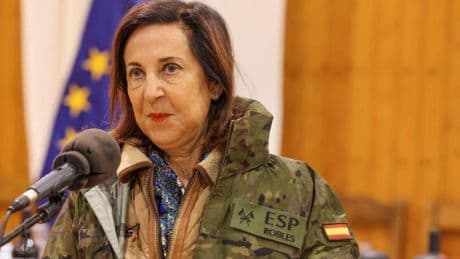 La UME, que actúa en cinco incendios de Ourense, recibirá la visita de la ministra de Defensa