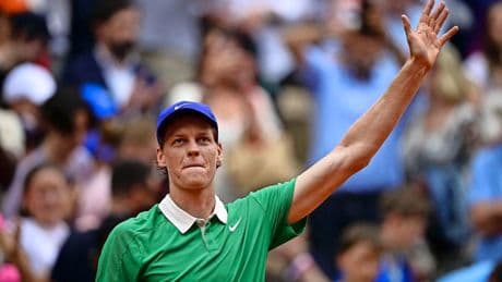 Jannik Sinner gunt opponent Jiri Lehecka slechts drie games en stoomt door naar vierde ronde op Roland Garros