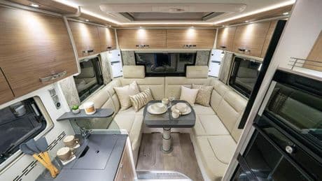 Así es la autocaravana compacta con camas dobles y espacios bien aprovechados para parejas