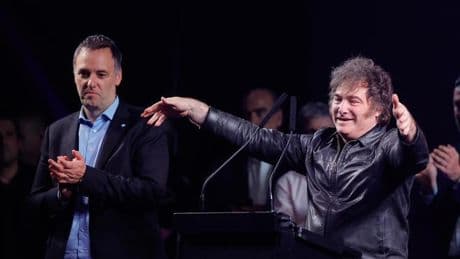 Milei conquista la ciudad de Buenos Aires, pulveriza el liderazgo de Macri en controvertidas elecciones legislativas y avanza en el control total de la derecha