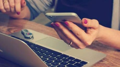 "Mamma mi si è rotto il telefono…". La nuova truffa che ha colpito una conduttrice in diretta
