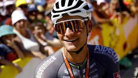 Groene trui binnen bereik meeglippende Mathieu van der Poel